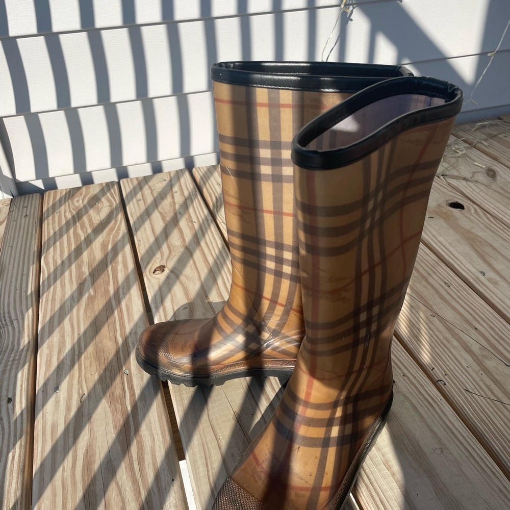 Burberry rain boots - Picture 3 of 11